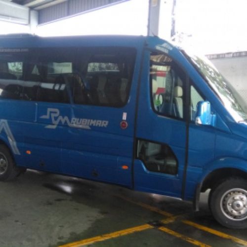Microbús de color azul con 20 plazas