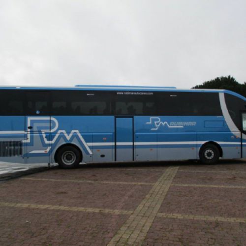 Autobús grande azul adaptado