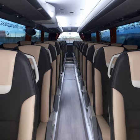 Interior de autobús con asientos en color gris