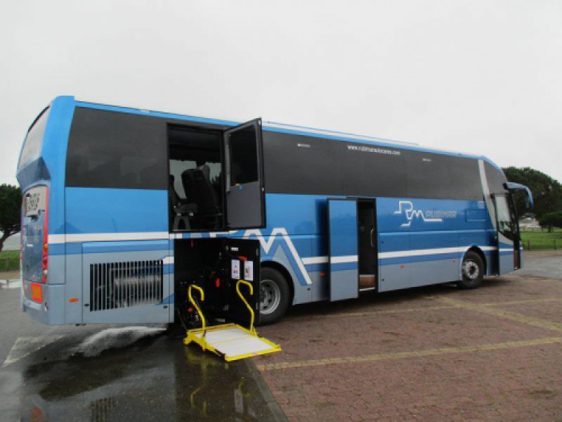 Autobús grande azul adaptado con rampa desplegada