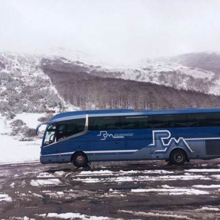 Autocar de Rubimar aparcado en zona rodeada de nieve