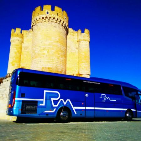 Autobús azul de Rubimar junto a castillo de Peñafiel