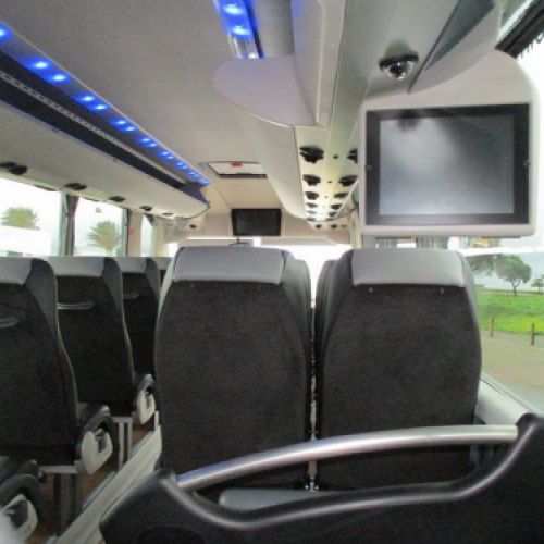 Interior de autobús adaptado con pantalla de televisión