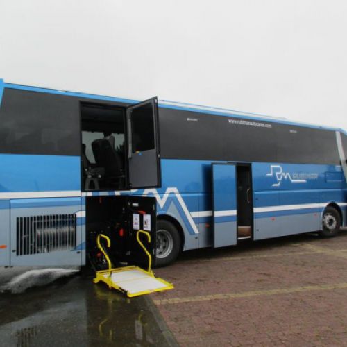 Autobús grande azul adaptado con rampa desplegada
