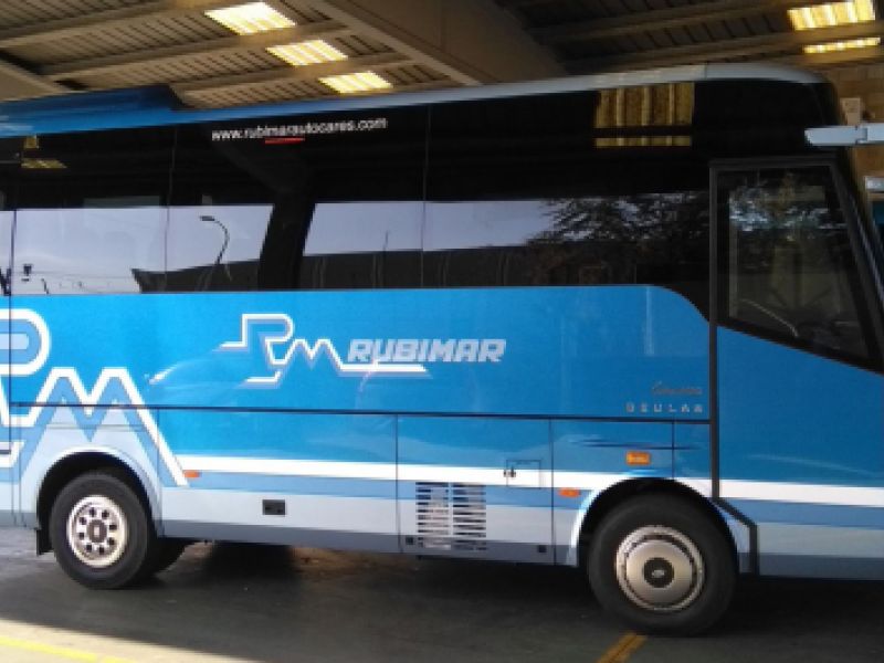 Vista lateral de autobús pequeño unidad 80