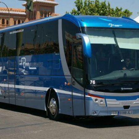 Autobús grande azul junto a plaza de toros de Las Ventas de Madrid