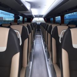 Interior de autobús con asientos en color gris