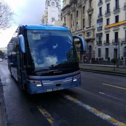 Autobús con cartel de transporte escolar en Madrid