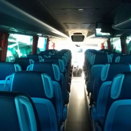 Interior de autobús con asientos en color azul