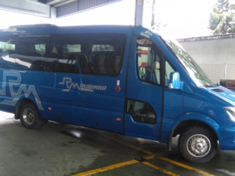 Microbús de color azul con 20 plazas