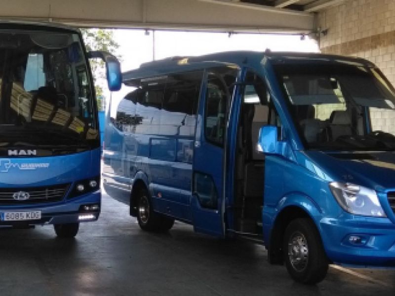 Vista de dos autobuses pequeños unidad 80 y 70